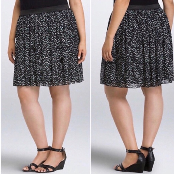 torrid Dresses & Skirts - Torrid Flirty Pleated Green and Black Heart Skirt
